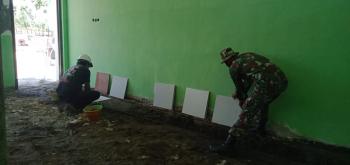 Siapkan Keramik, Satgas TMMD Bojonegoro Kerjakan Program Bedah Rumah Aladin